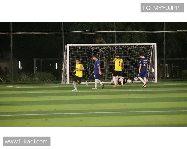 踢球技艺与魅力并存的足球明星盘点及其精彩瞬间回顾