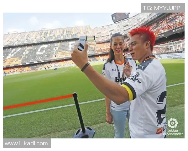 黄伟足球生涯回顾与展望对话分享球场内外的故事与感悟